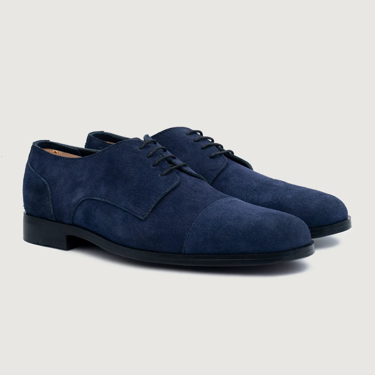Attorney Derby Midnight Blu Suede Këpucë lëkure për Meshkuj For Men in Midnight Blue Goatskin Suede - Pamje anësore | Bli online