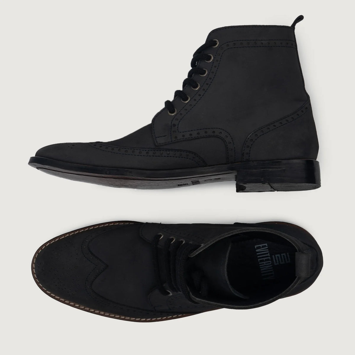 Detaje nga afër of Classic Collar & Heavy-Duty Zipper Hardware on Duster Brogues Derby E zezë Nubuck Çizme lëkure për Meshkuj For Men