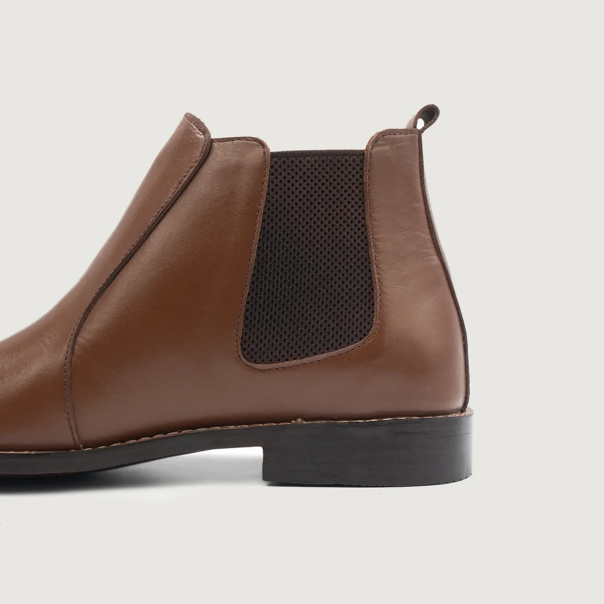 High-Traction Rubber Outsole & Lug Tread Pattern on Clarkson Chelsea Kafe Çizme lëkure për Meshkuj For Men