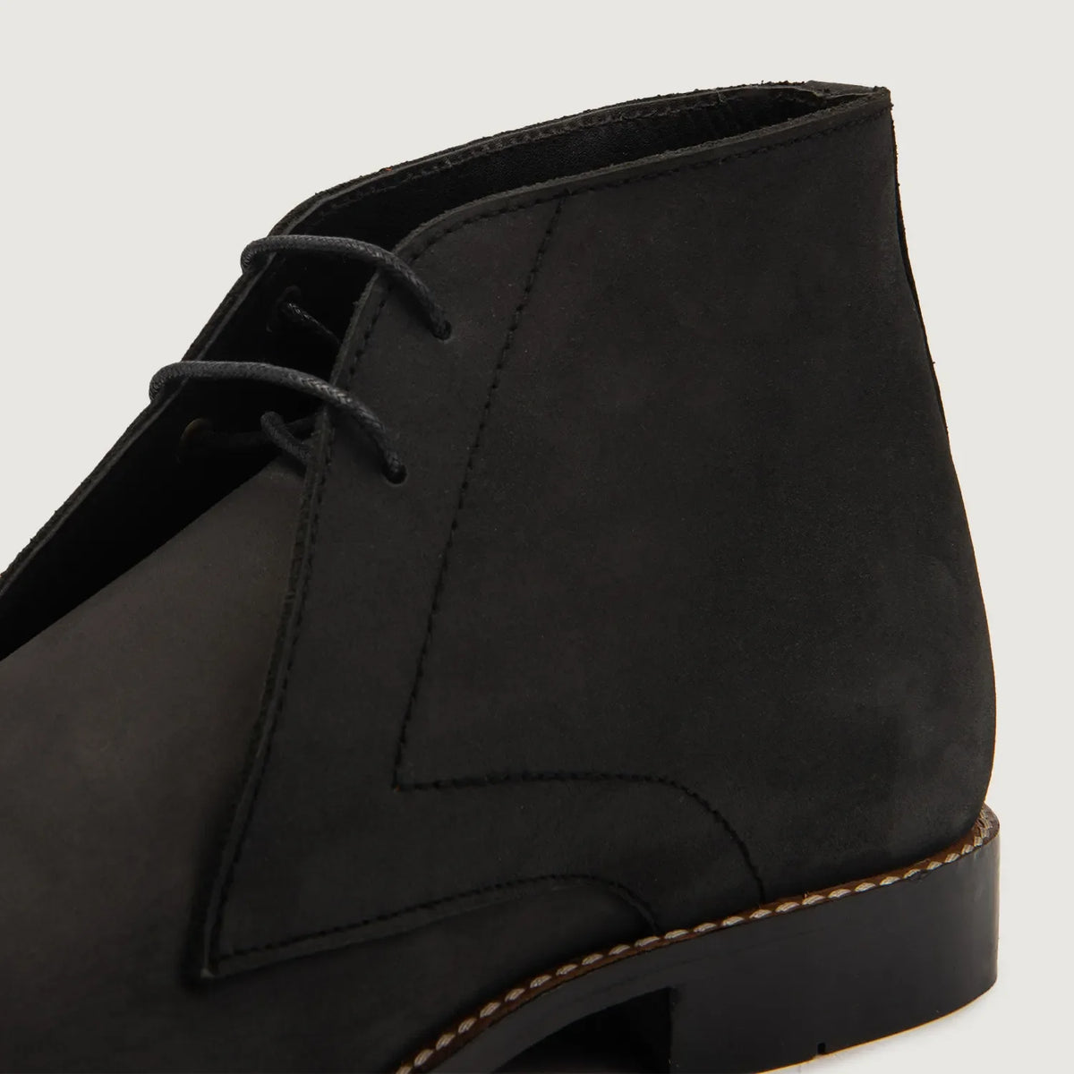 High-Traction Rubber Outsole & Lug Tread Pattern on Corry Chukka E zezë Nubuck Çizme lëkure për Meshkuj For Men