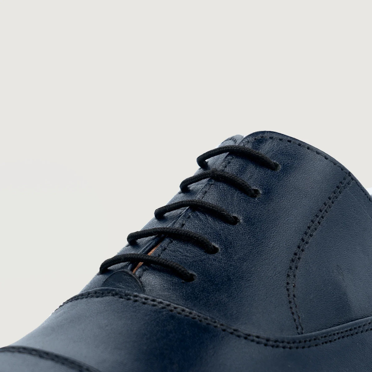 High-Traction Rubber Outsole & Lug Tread Pattern on Professor Oxford Midnight Blu Këpucë lëkure për Meshkuj For Men