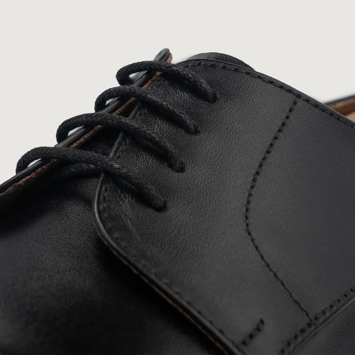High-Traction Rubber Outsole & Lug Tread Pattern on Attorney Këpucë lëkure Derby për Meshkuj For Men