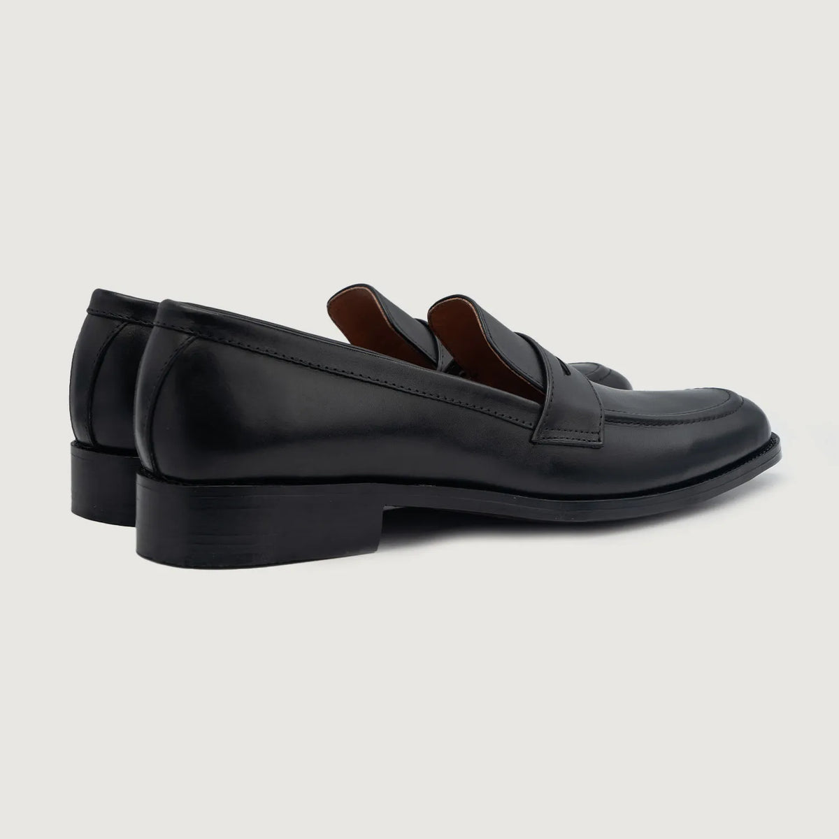 High-Traction Rubber Outsole & Lug Tread Pattern on Baxton E zezë Mokasina lëkure për Meshkuj For Men