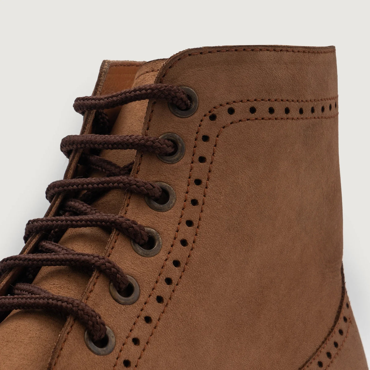 Detaje nga afër of Classic Collar & Heavy-Duty Zipper Hardware on Duster Brogues Derby Kafe Nubuck Çizme lëkure për Meshkuj For Men