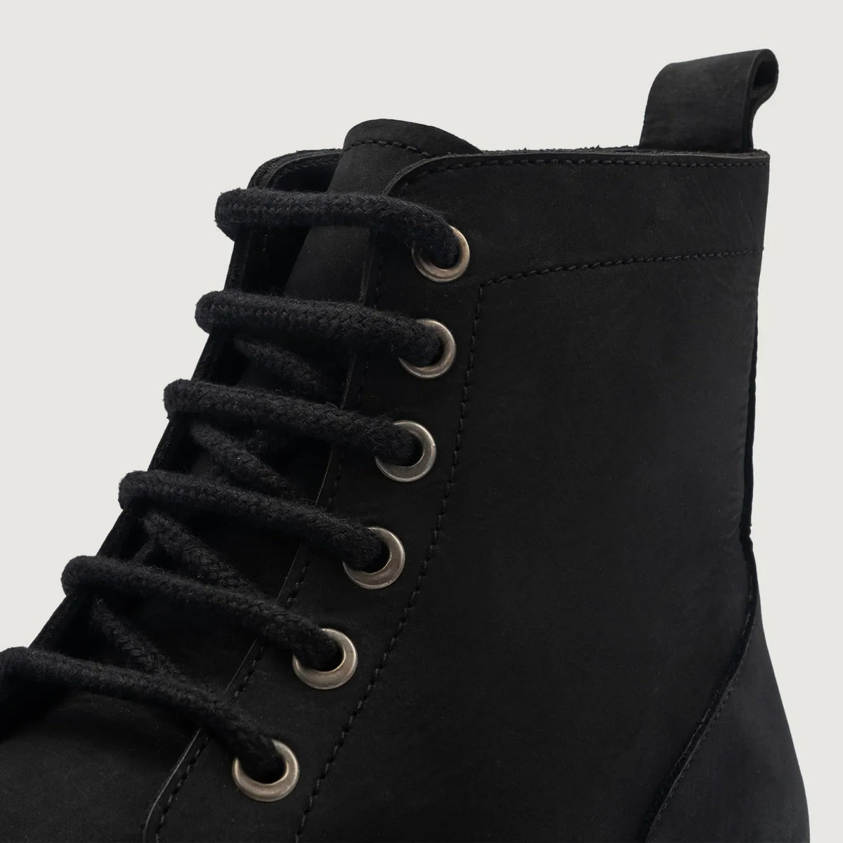 High-Traction Rubber Outsole & Lug Tread Pattern on Knight Derby E zezë Nubuck Çizme lëkure për Meshkuj For Men
