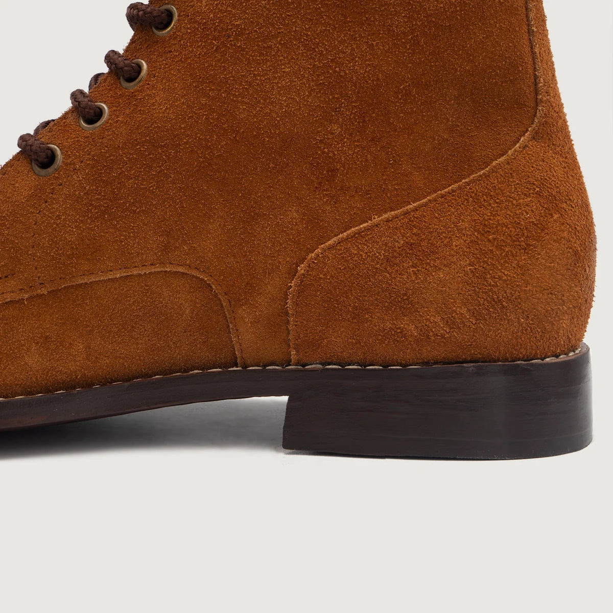 High-Traction Rubber Outsole & Lug Tread Pattern on Knight Derby Kafe Suede Çizme lëkure për Meshkuj