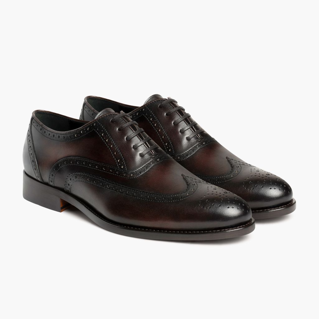Aviator Chocolate Mokasina lëkure për Meshkuj in Chocolate Full-Grain Leather - Pamje ballore dhe siluetë e përshtatur | Bli online