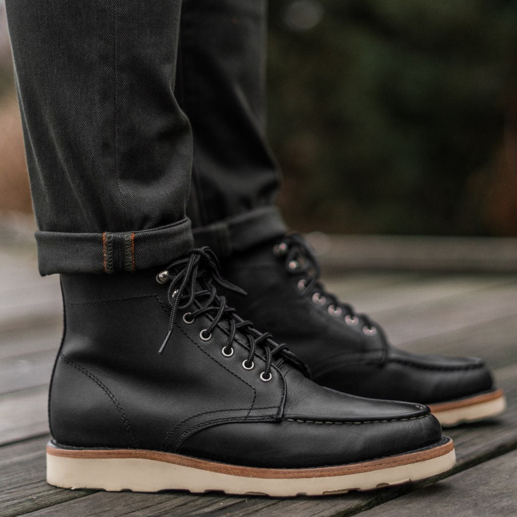 High-Traction Rubber Outsole & Lug Tread Pattern on Diplomat E zezë Matte Çizme lëkure për Meshkuj