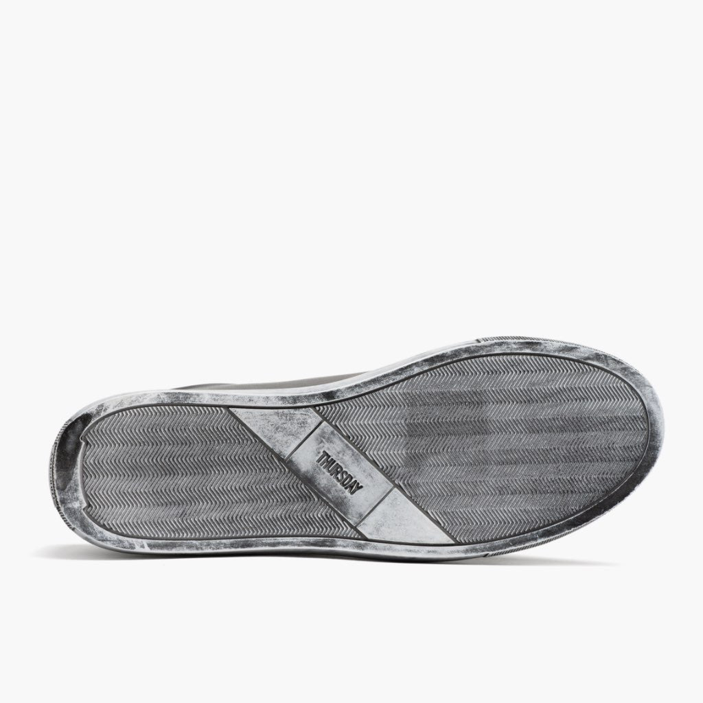 High-Traction Rubber Outsole & Lug Tread Pattern on Premier Low Top Distressed Grey Atlete lëkure për Meshkuj For Men