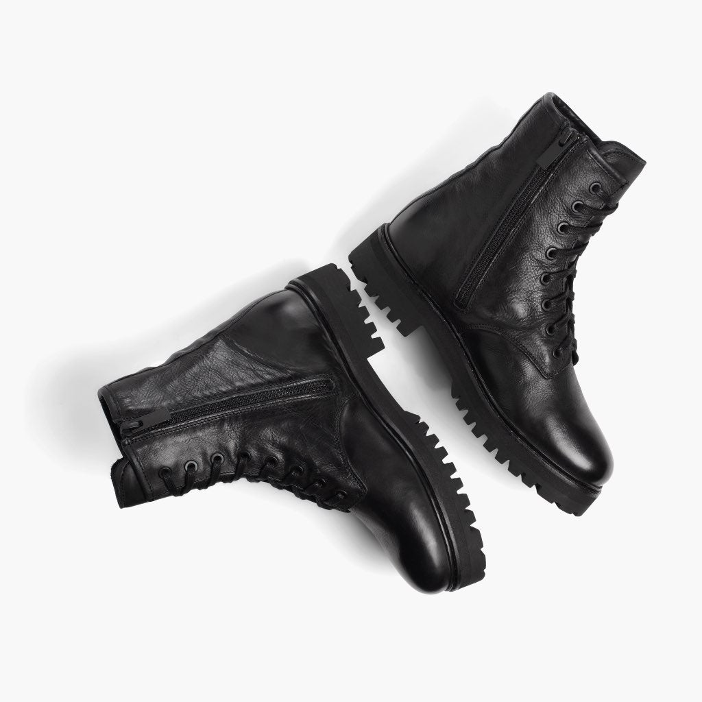 High-Traction Rubber Outsole & Lug Tread Pattern on Combat E zezë Çizme lëkure për Femra