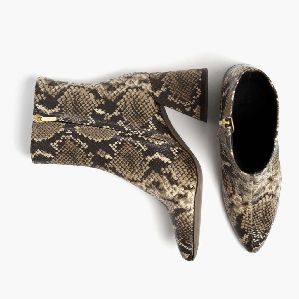High-Traction Rubber Outsole & Lug Tread Pattern on Heartbreaker Snake Print Çizme lëkure për Femra