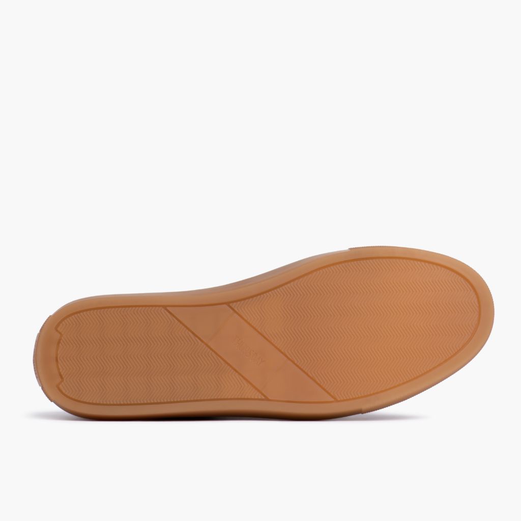 High-Traction Rubber Outsole & Lug Tread Pattern on Premier Low Top Camel Atlete lëkure për Femra