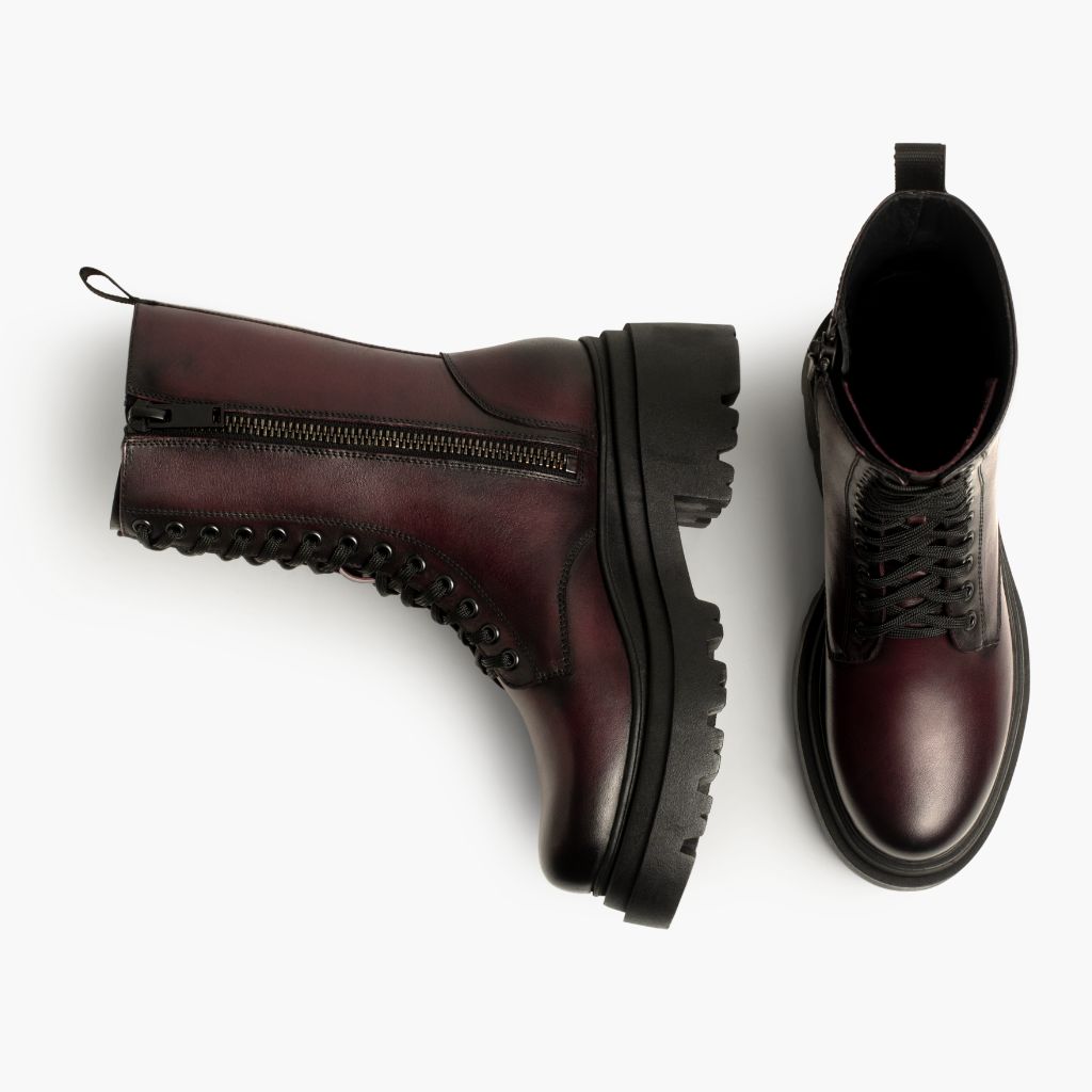 High-Traction Rubber Outsole & Lug Tread Pattern on Fatale E zezë Cherry Çizme lëkure për Femra