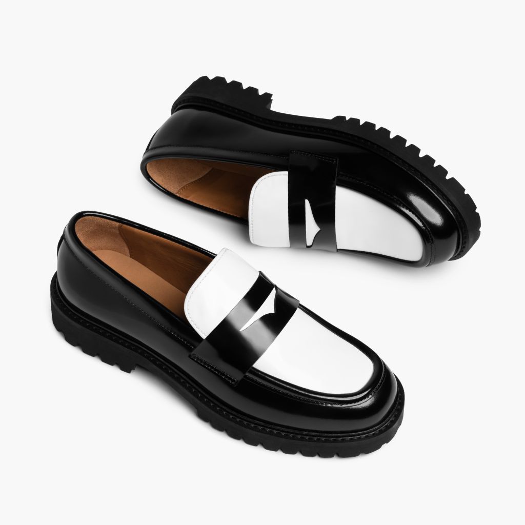 High-Traction Rubber Outsole & Lug Tread Pattern on Penny E zezë & White Mokasina lëkure për Femra