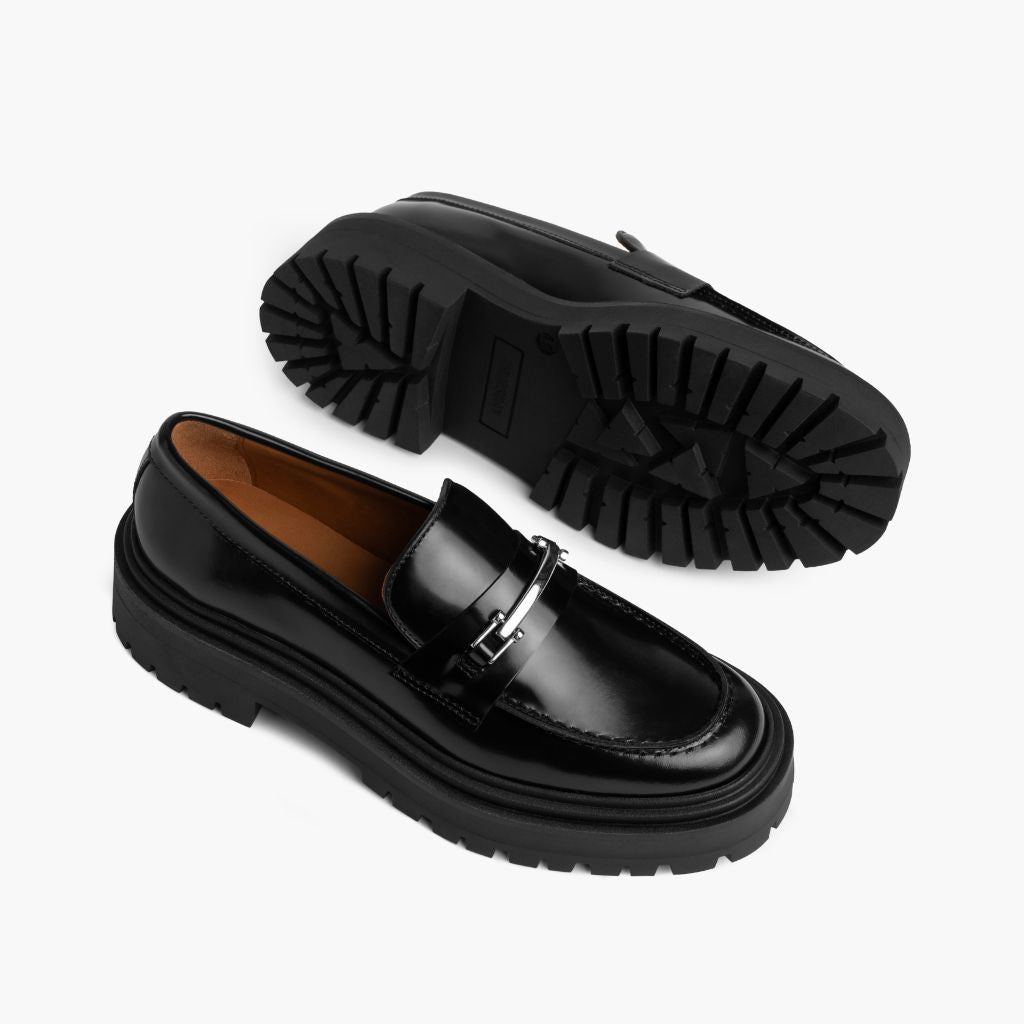 High-Traction Rubber Outsole & Lug Tread Pattern on Penny Platform E zezë & Silver Mokasina lëkure për Femra