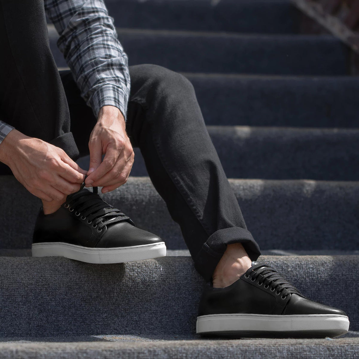 High-Traction Rubber Outsole & Lug Tread Pattern on Murphy Low Top E zezë Atlete lëkure për Meshkuj