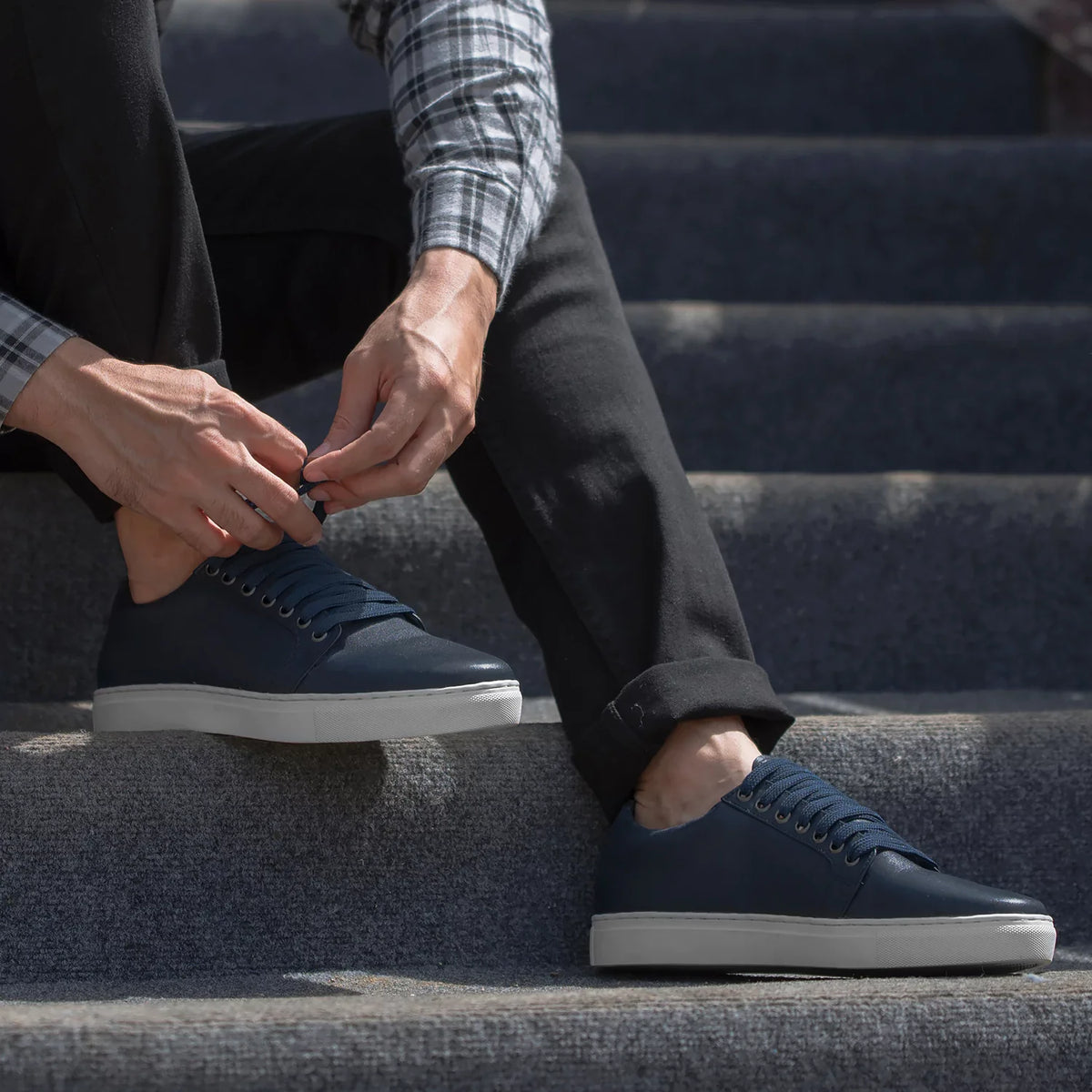 High-Traction Rubber Outsole & Lug Tread Pattern on Murphy Low Top Midnight Blu Atlete lëkure për Meshkuj