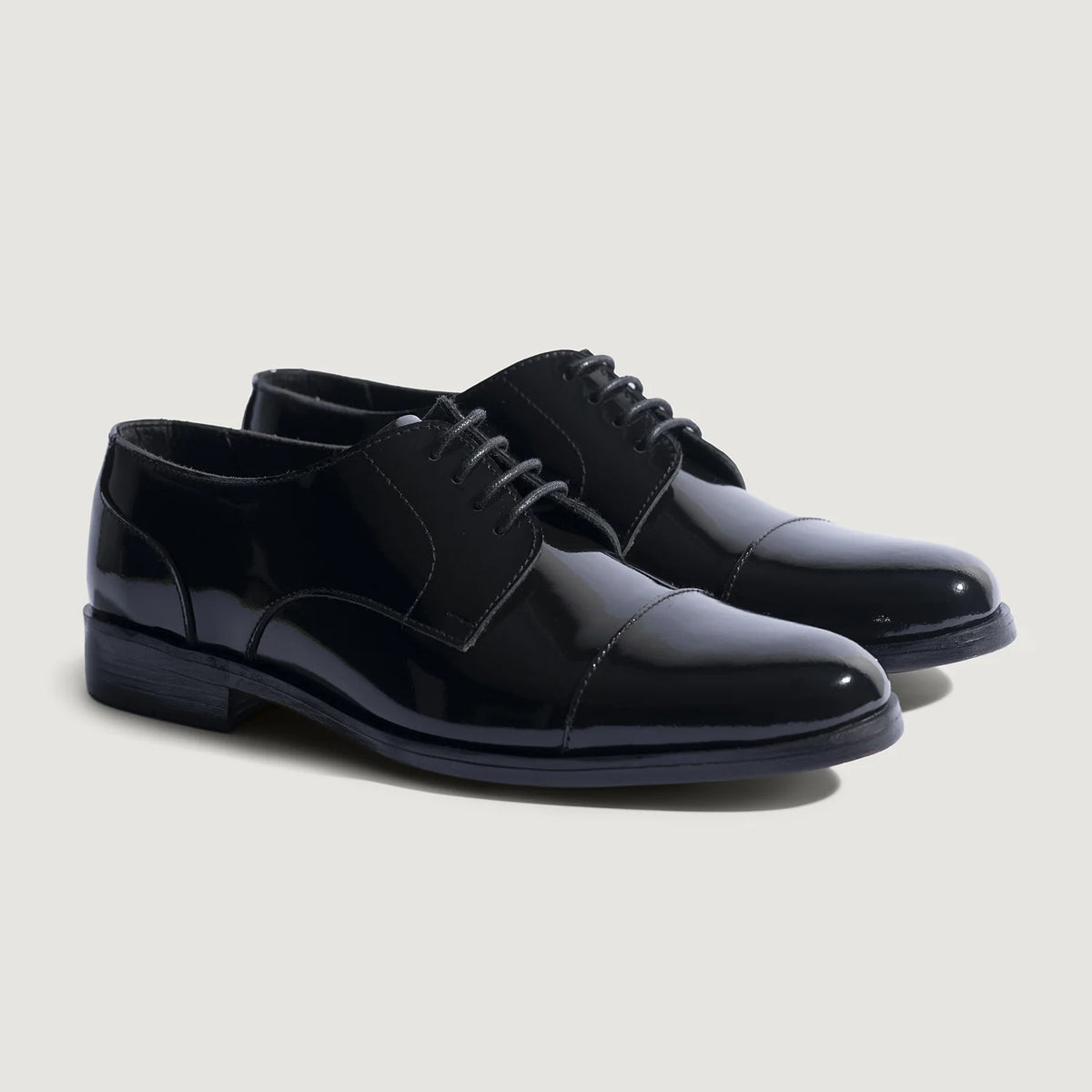 Attorney Derby E zezë Këpucë lëkure për Meshkuj For Men in Patent Black Full-Grain Leather - Pamje anësore | Bli online