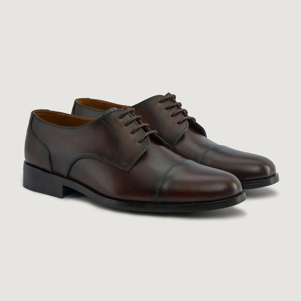 Attorney Derby Burnished Kafe Këpucë lëkure për Meshkuj For Men in Burnished Brown Full-Grain Leather - Pamje anësore | Bli online
