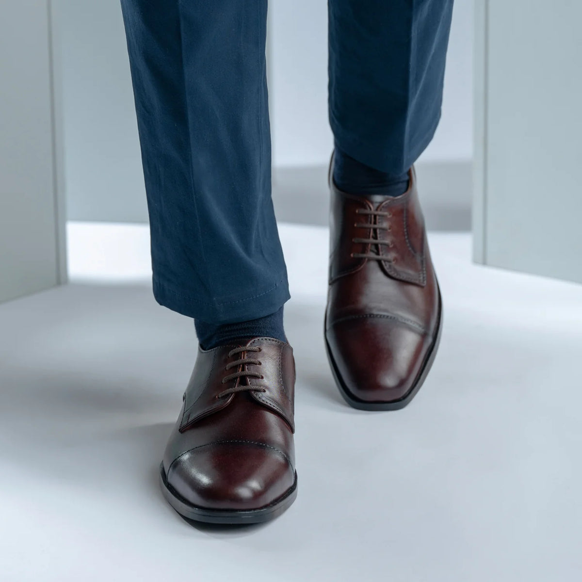 Cushioned Leather Insole & Ergonomic Arch Support Construction Detail