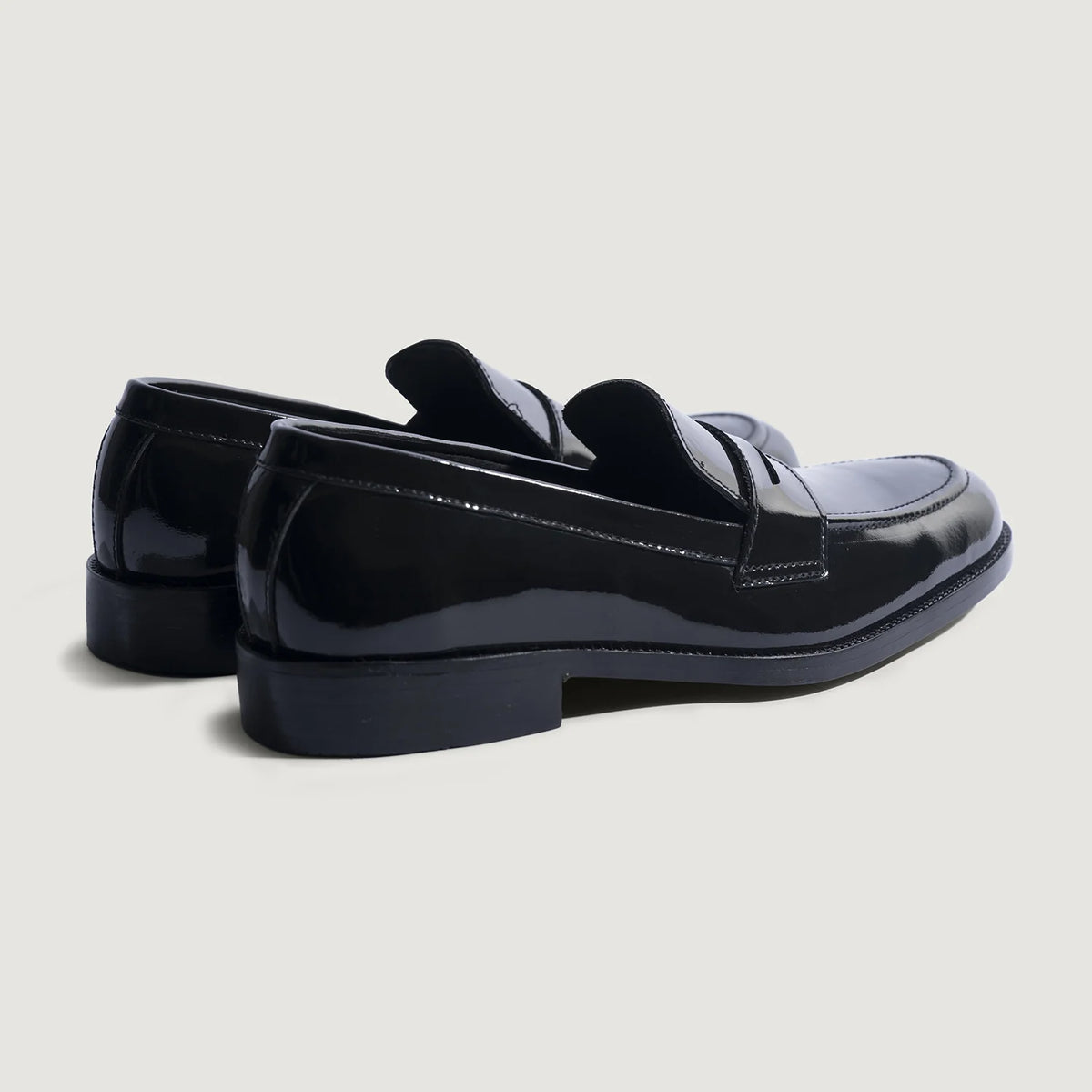 High-Traction Rubber Outsole & Lug Tread Pattern on Baxton E zezë Patent Mokasina lëkure për Meshkuj For Men