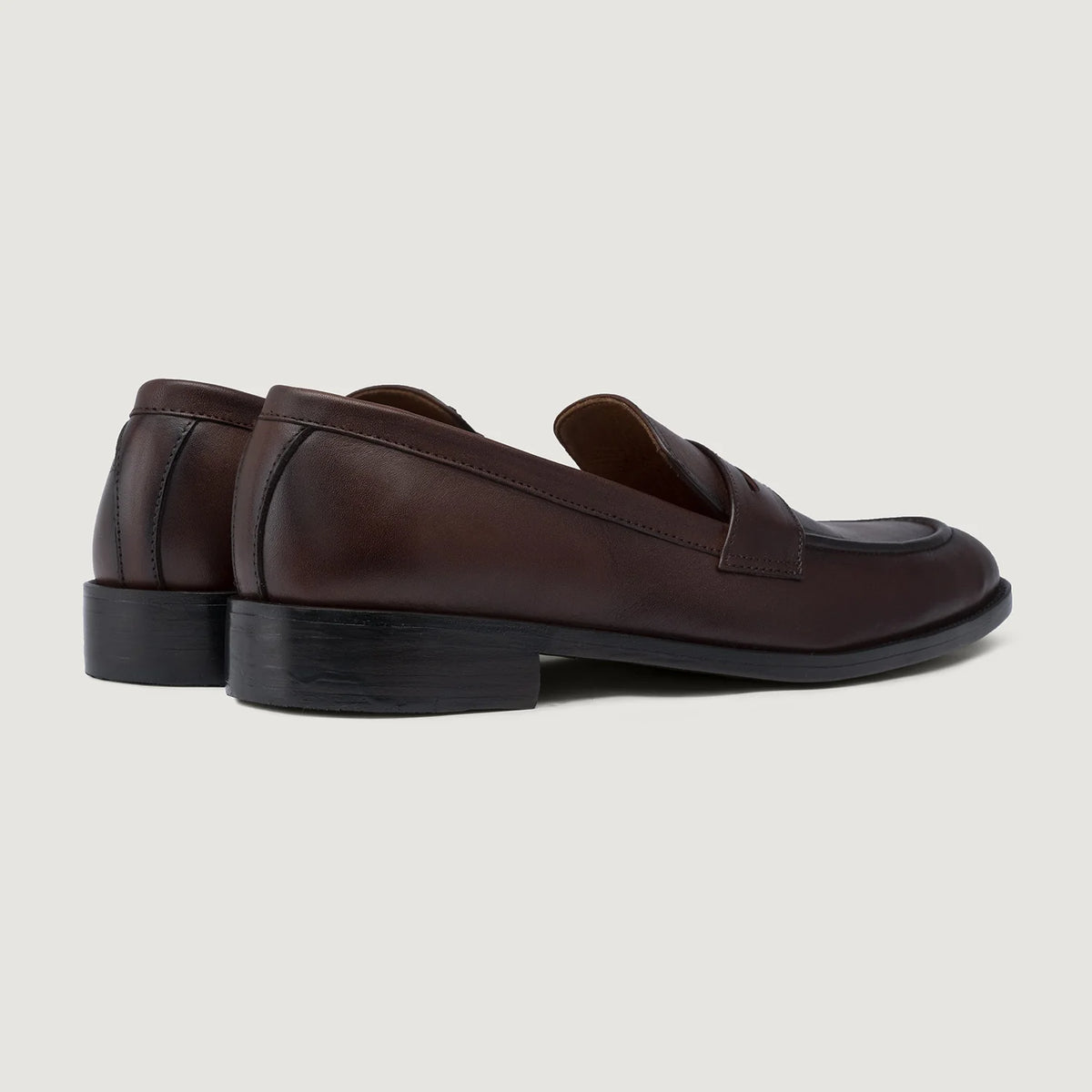 High-Traction Rubber Outsole & Lug Tread Pattern on Baxton Burnished Kafe Mokasina lëkure për Meshkuj For Men