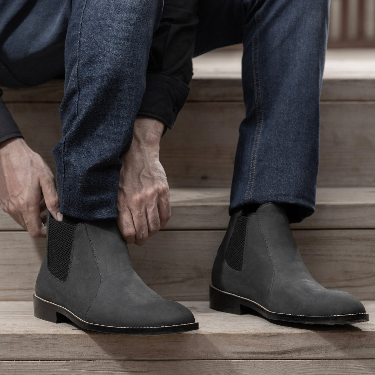 High-Traction Rubber Outsole & Lug Tread Pattern on Clarkson Chelsea Grey Nubuck Çizme lëkure - StudGuard për Meshkuj