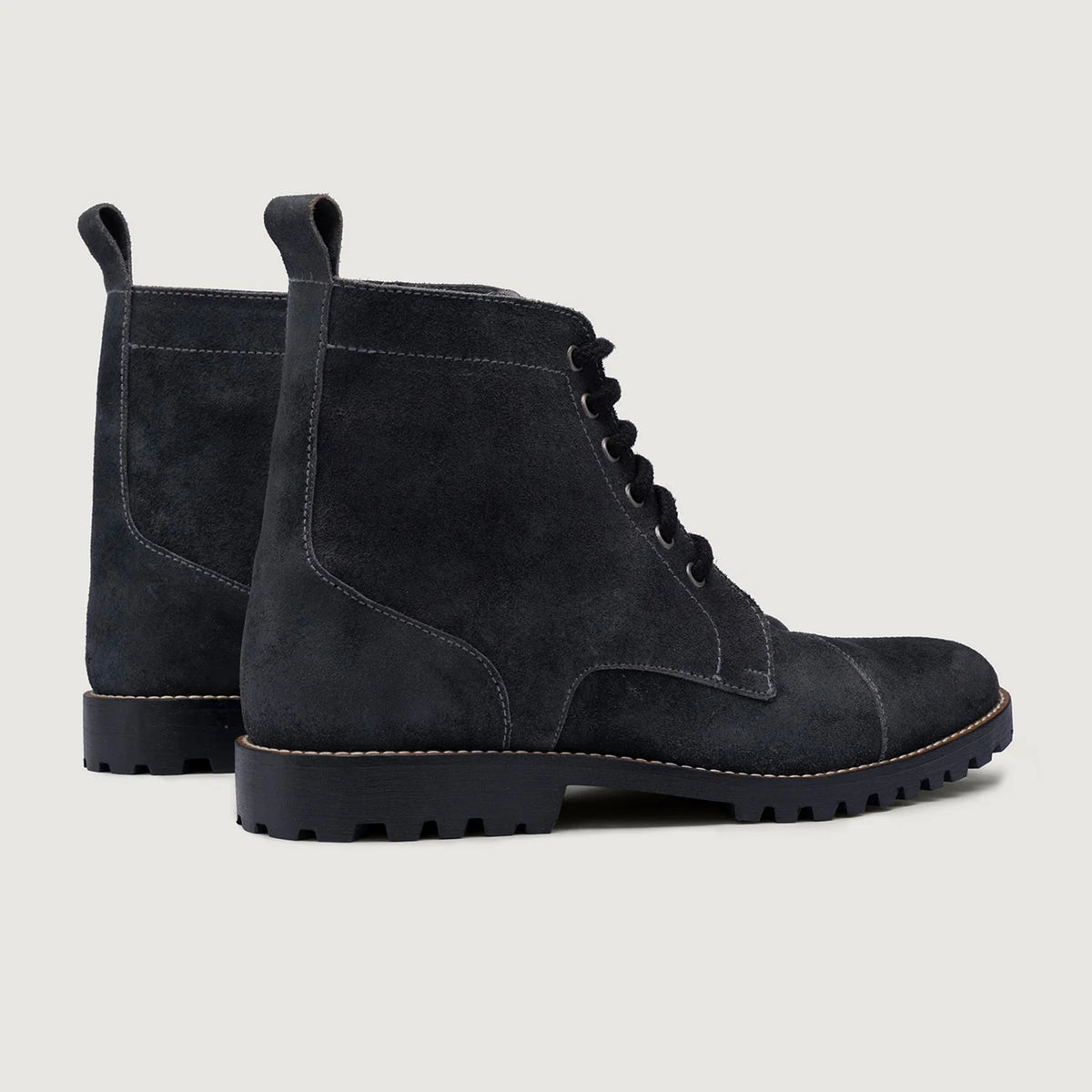 High-Traction Rubber Outsole & Lug Tread Pattern on Knight Derby Grey Suede Çizme lëkure - TerraGrip për Meshkuj
