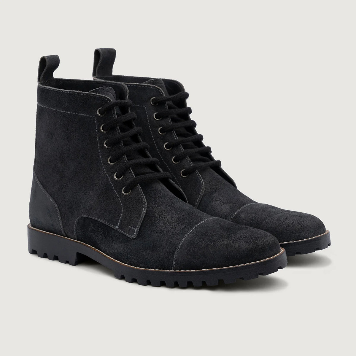 Knight Derby Grey Suede Çizme lëkure - TerraGrip për Meshkuj in Distressed Grey Goatskin Suede - Pamje anësore | Bli online