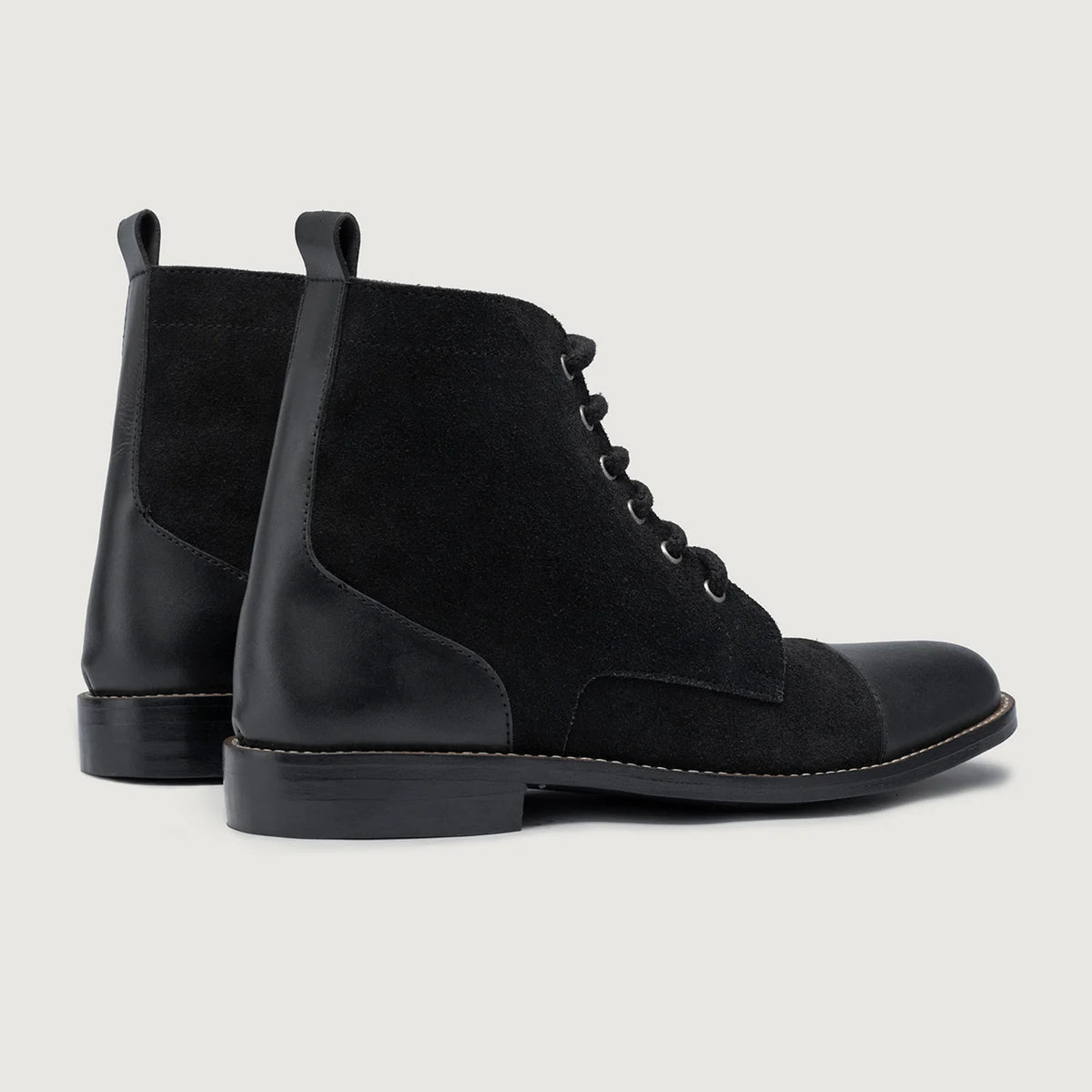 High-Traction Rubber Outsole & Lug Tread Pattern on Knight Derby Hybrid E zezë Çizme lëkure - StudGuard për Meshkuj