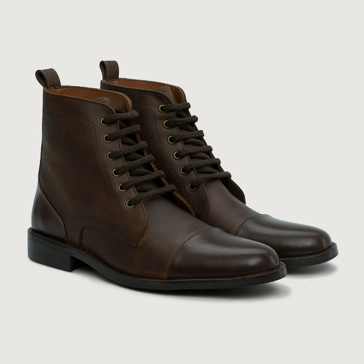 Knight Derby Hybrid Brown Leather Boots StudGuard For Men in Distressed Brown Full-Grain Leather - Pamje anësore | Bli online