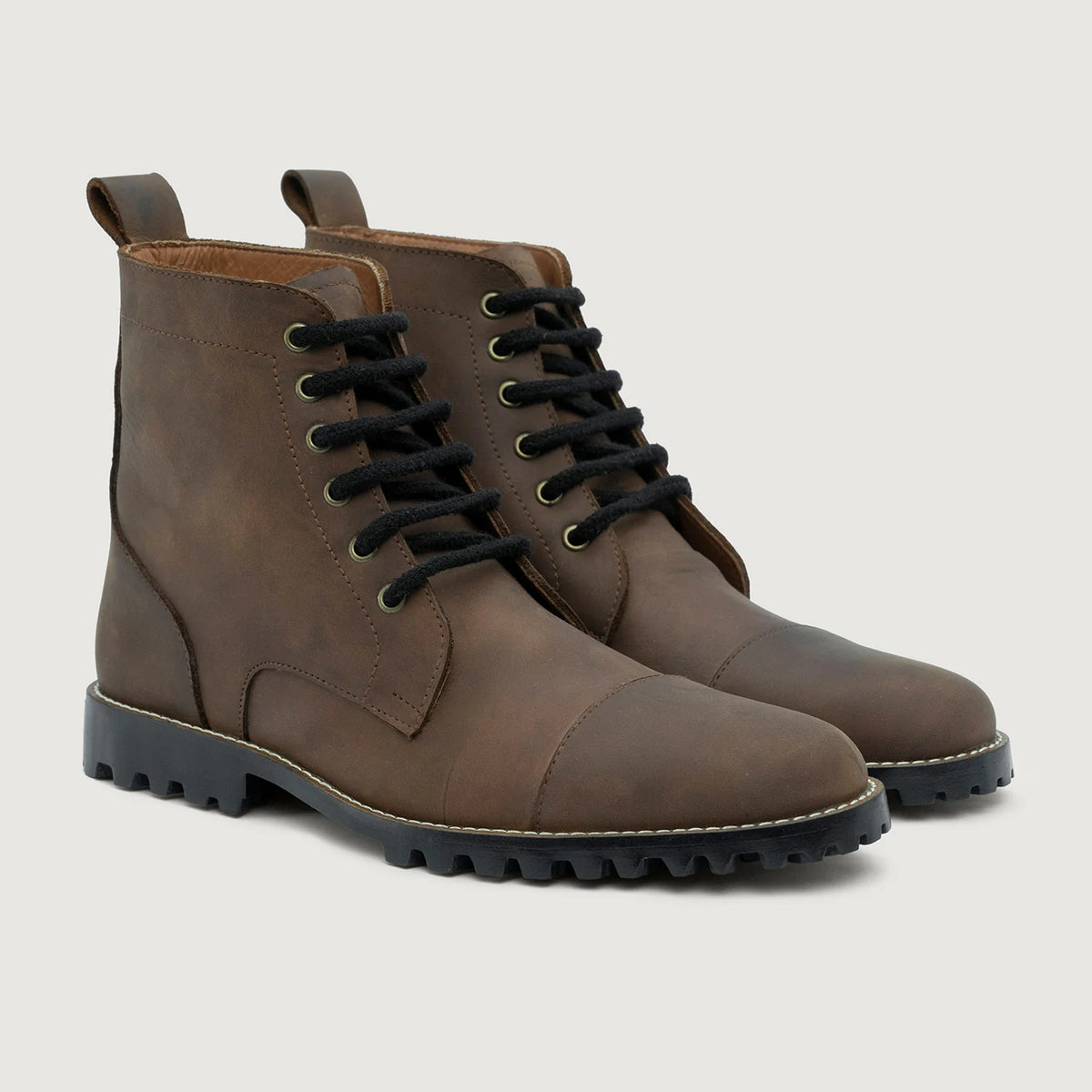 Knight Derby Waxed Brown Pullup Leather Boots TerraGrip For Men in Waxed Brown Full-Grain Leather - Pamje anësore | Bli online
