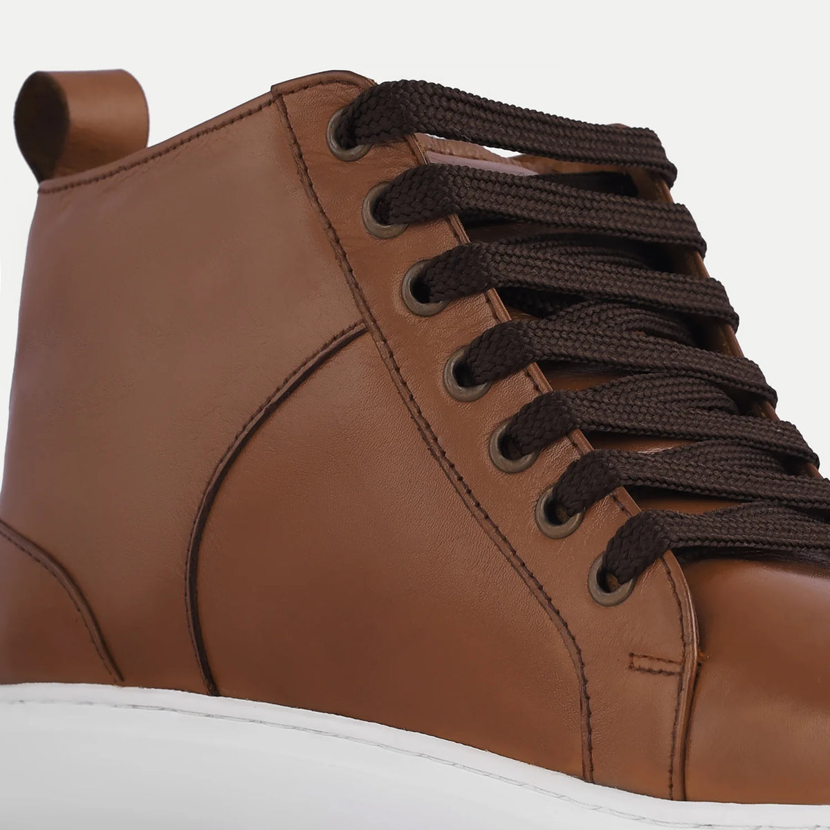 High-Traction Rubber Outsole & Lug Tread Pattern on Marty High Top Kafe e çelët Atlete lëkure për Meshkuj