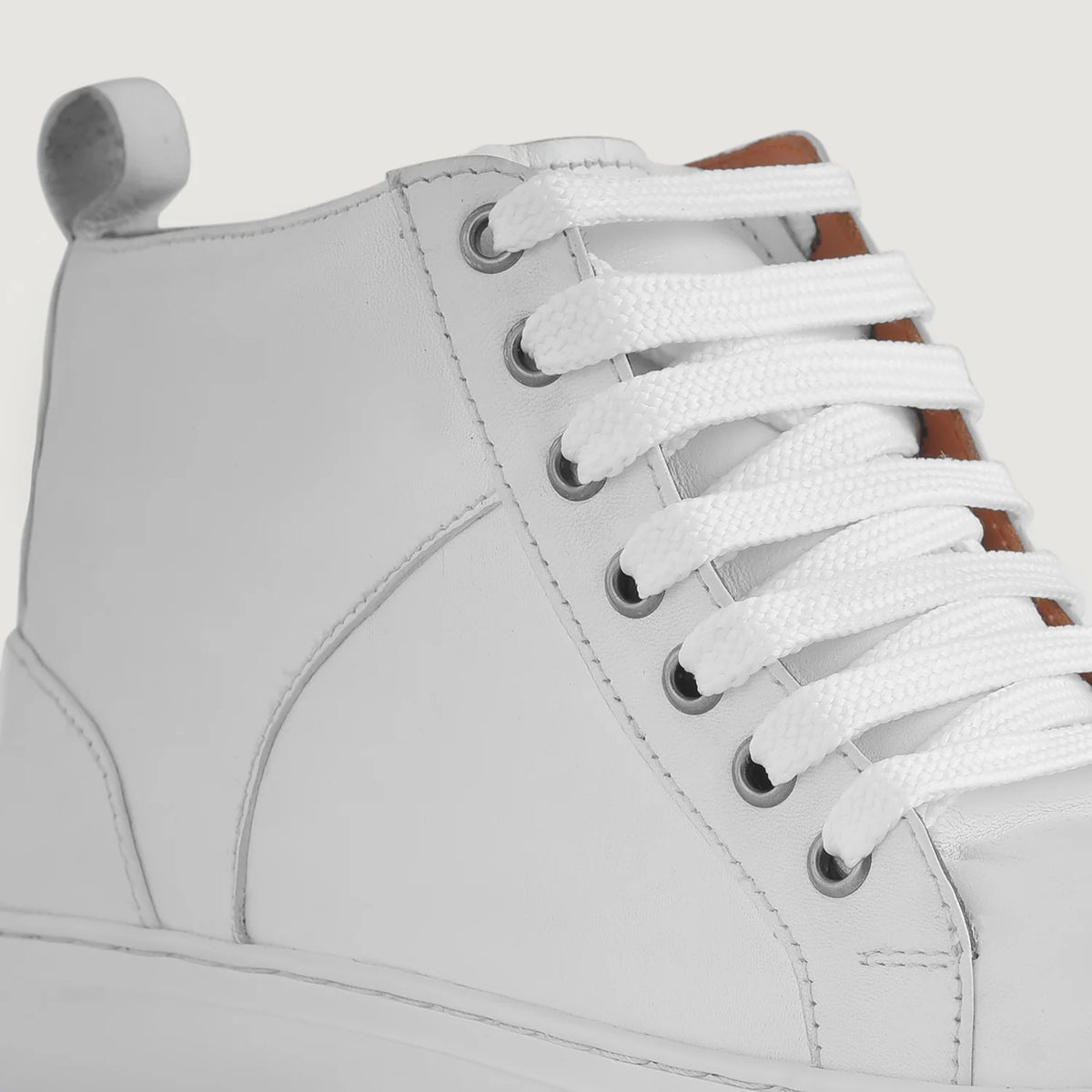 High-Traction Rubber Outsole & Lug Tread Pattern on Marty High Top White Atlete lëkure për Meshkuj
