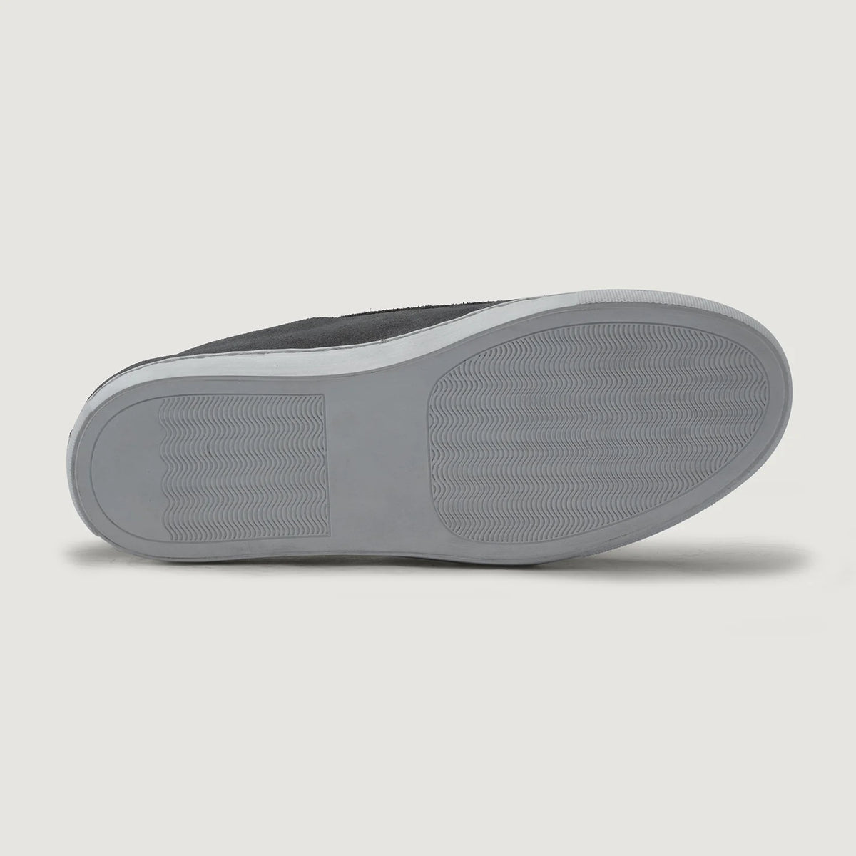 High-Traction Rubber Outsole & Lug Tread Pattern on Murphy Low Top Grey Suede Atlete lëkure për Meshkuj For Men