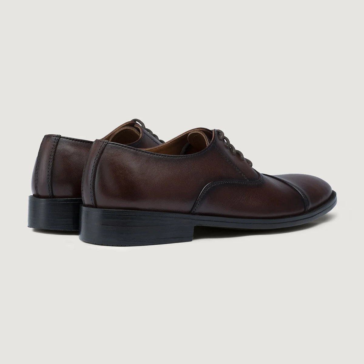 High-Traction Rubber Outsole & Lug Tread Pattern on Professor Oxford Burnished Kafe Këpucë lëkure për Meshkuj For Men