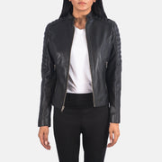 
Adalyn E tegelisur E zezë Xhaketë Motociklisti Lëkure për Femra in Black Sheepskin Leather - Pamje ballore dhe siluetë e përshtatur | Bli online