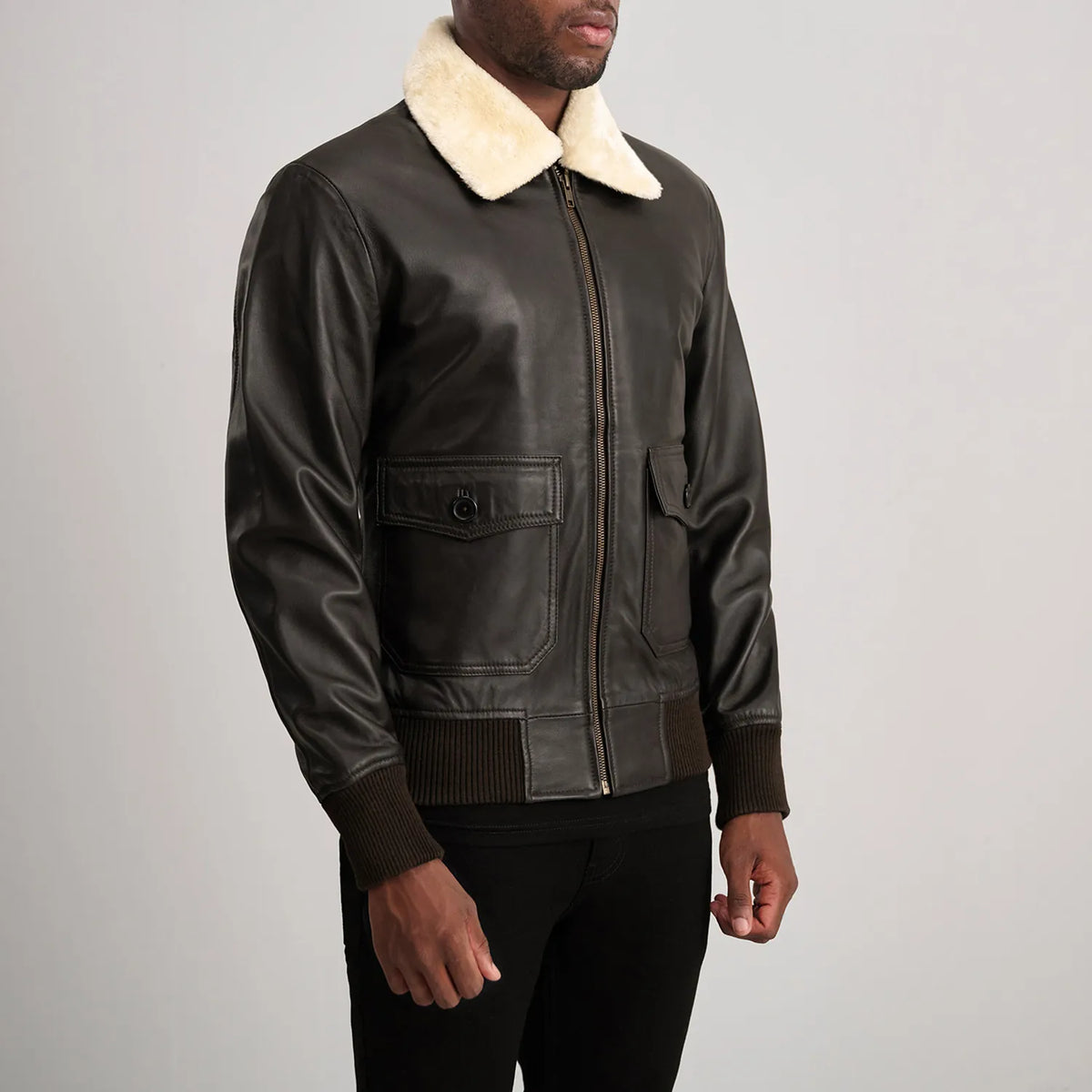 
Brown Sheepskin Leather Bomber Jacket - Pamje e pasme me supe të theksuara dhe buzë të pastër