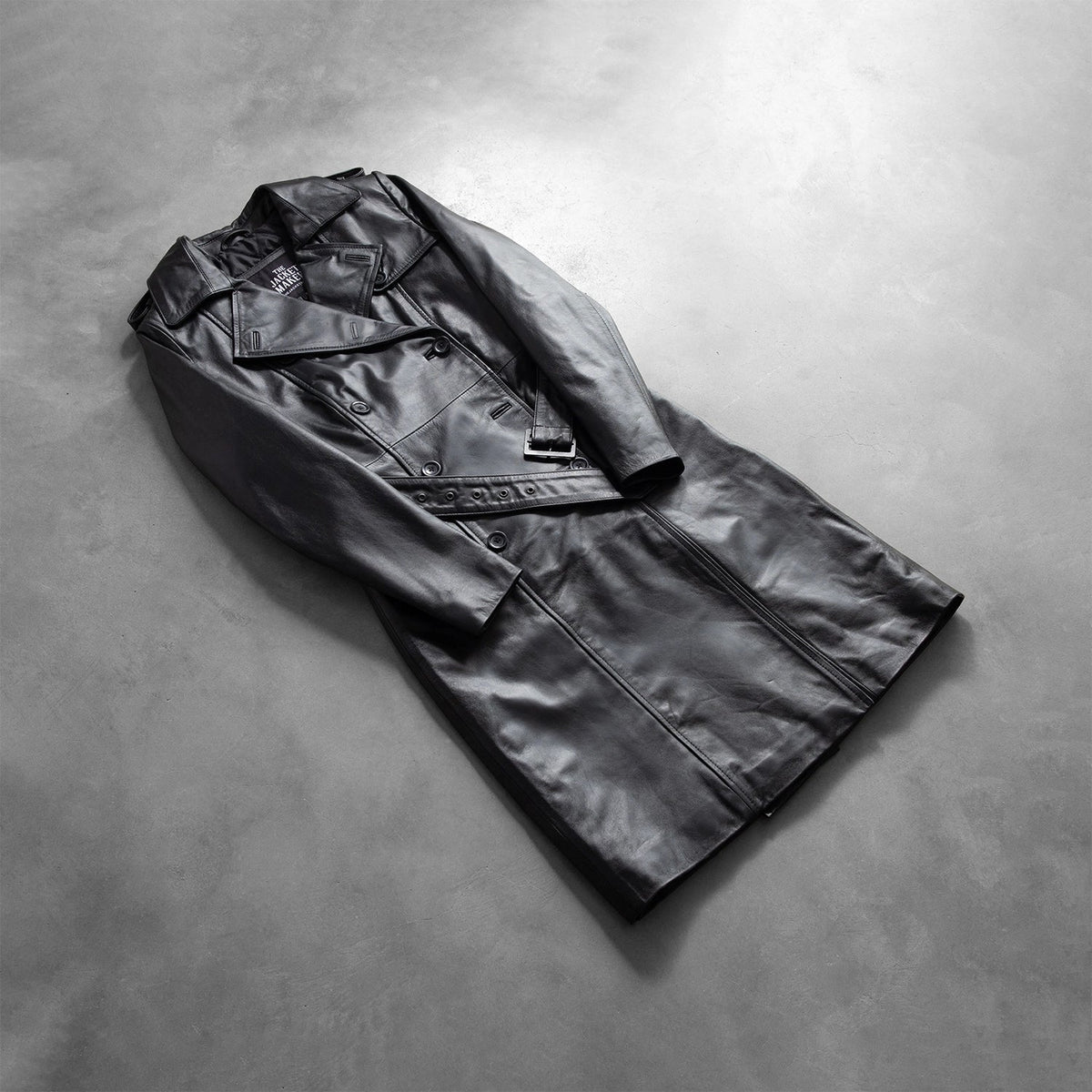 
Pamje e veshur në trup:  Alice Black Double Breasted Leather Coat në model në dritë natyrale dite