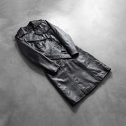 
Pamje e veshur në trup:  Alice Black Double Breasted Leather Coat në model në dritë natyrale dite