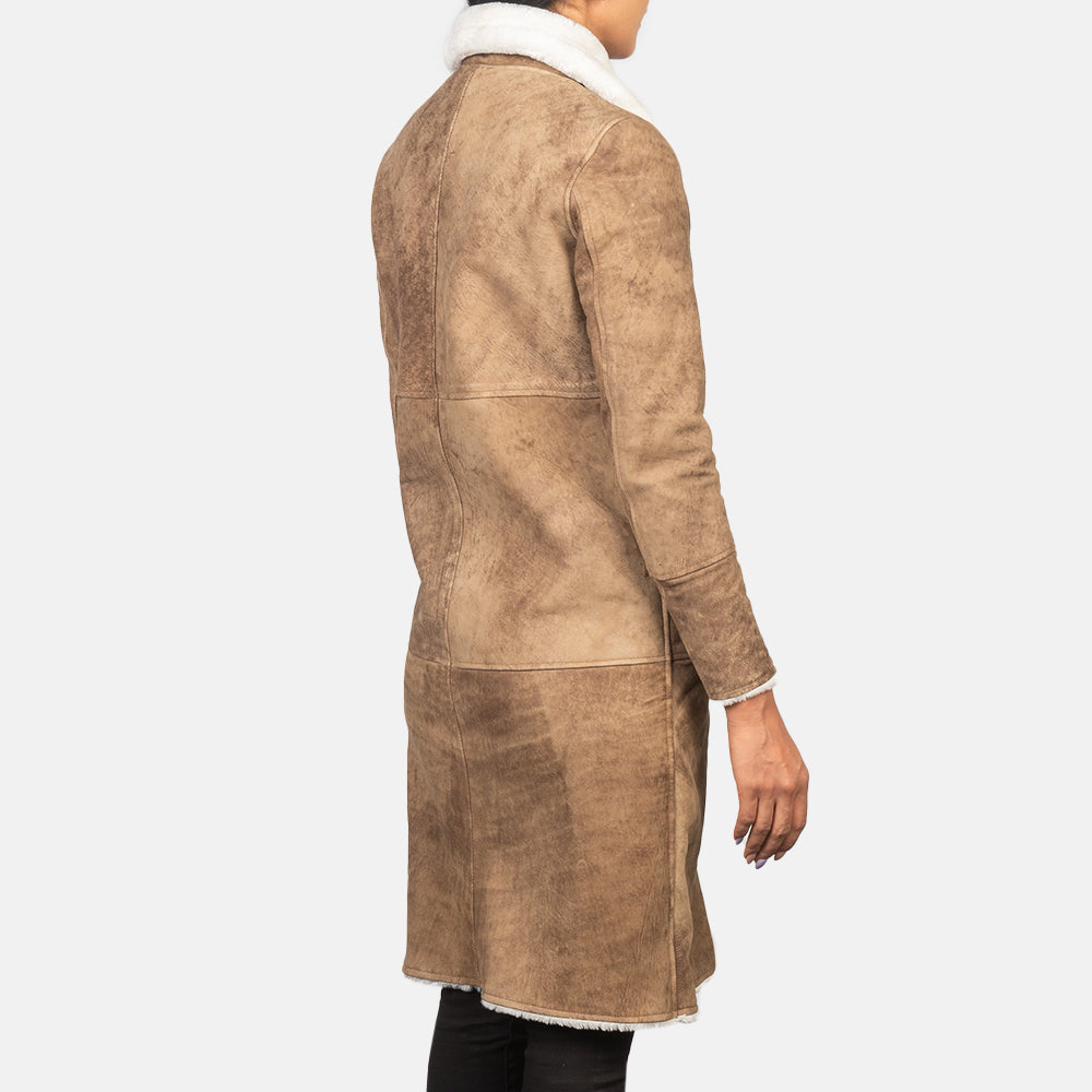 
Detaje nga afër of Buckled Collar & Button Hardware on Alina Shearling Kafe Pallto Lëkure për Femra