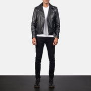 
Allaric Alley Black Leather Biker Jacket - Pamje anësore me prerje ergonomike të mëngëve