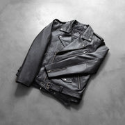 
Pamje e veshur në trup:  Allaric Alley Black Leather Biker Jacket në model në dritë natyrale dite