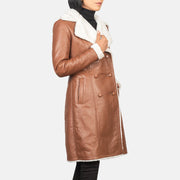 
Amie Brown Double Breasted Shearling Coat - Pamje anësore me prerje ergonomike të mëngëve