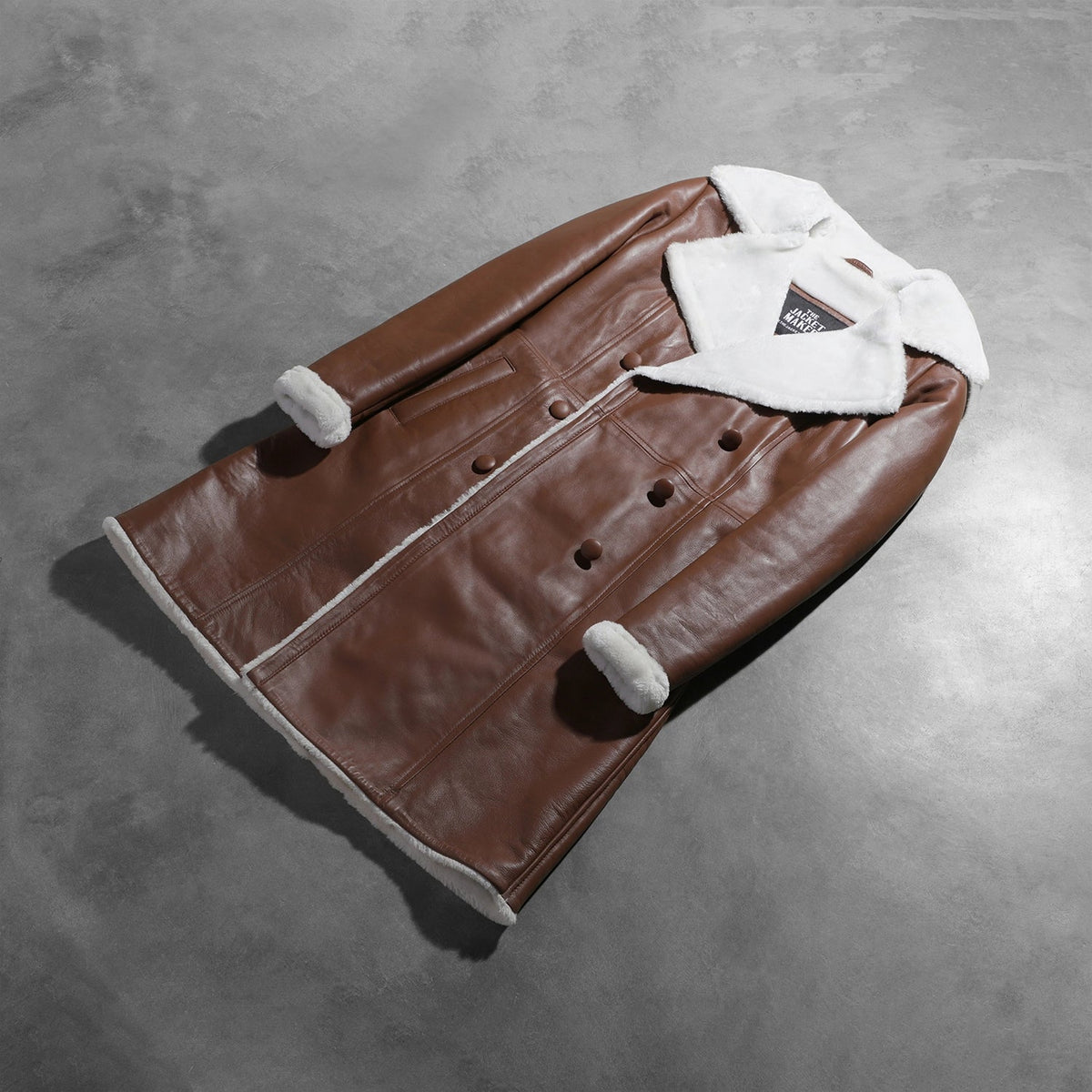 
Pamje e veshur në trup:  Amie Brown Double Breasted Shearling Coat në model në dritë natyrale dite