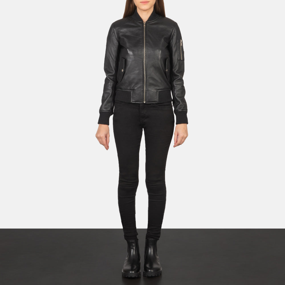 
Ava Ma-1 Black Leather Bomber Jacket - Pamje anësore me prerje ergonomike të mëngëve