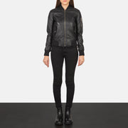 
Ava Ma-1 Black Leather Bomber Jacket - Pamje anësore me prerje ergonomike të mëngëve