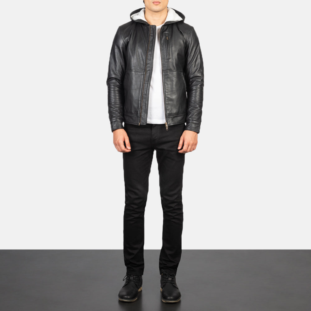 
Baston Black Hooded Leather Bomber Jacket - Pamje anësore me prerje ergonomike të mëngëve
