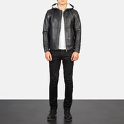 
Baston Black Hooded Leather Bomber Jacket - Pamje anësore me prerje ergonomike të mëngëve