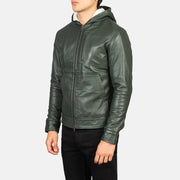 
Pamje e veshur në trup:  Baston Black Hooded Leather Bomber Jacket në model në dritë natyrale dite